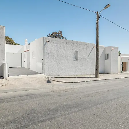 Sea Bliss: Your Seaside Retreat In Alporchinhos Porches (Algarve)