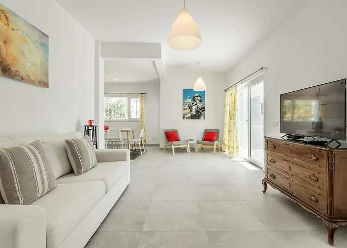 Sea Bliss Your Seaside Retreat In Alporchinhos Vakantiehuis