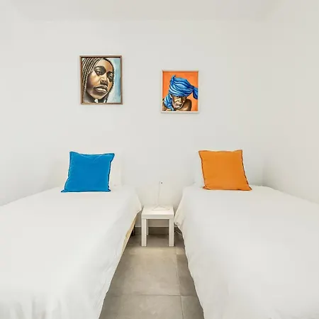 Sea Bliss: Your Seaside Retreat In Alporchinhos Гостевой дом