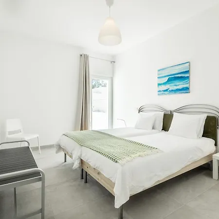 Sea Bliss: Your Seaside Retreat In Alporchinhos Гостевой дом